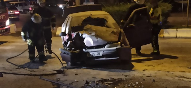 Önüne çıkan araca çarpmamak için manevra yaptı! Çekiciye çarpan araç alev aldı