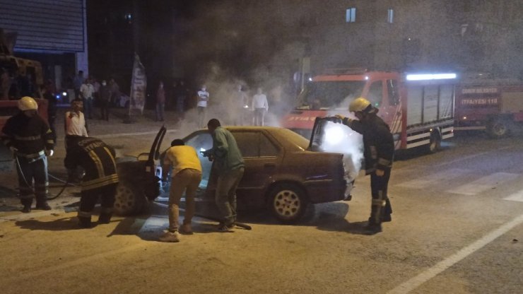 Önüne çıkan araca çarpmamak için manevra yaptı! Çekiciye çarpan araç alev aldı