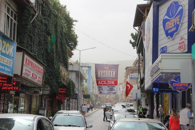 Aniden çıkan fırtına korkuttu! Şehrin üstünü toz bulutu kapladı
