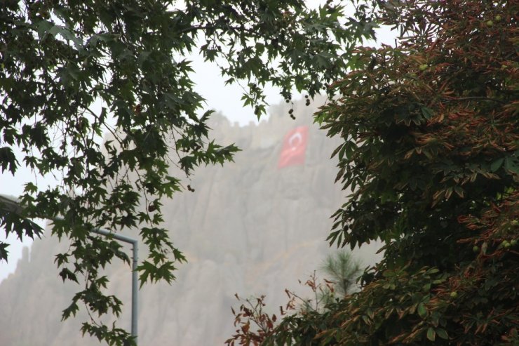 Aniden çıkan fırtına korkuttu! Şehrin üstünü toz bulutu kapladı