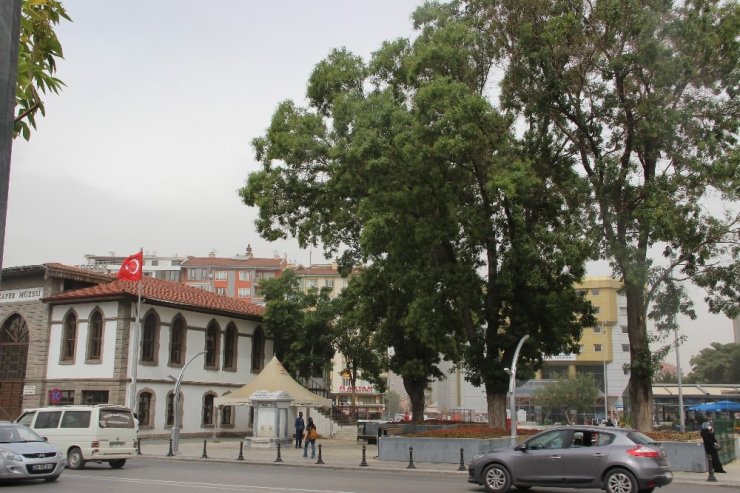 Aniden çıkan fırtına korkuttu! Şehrin üstünü toz bulutu kapladı