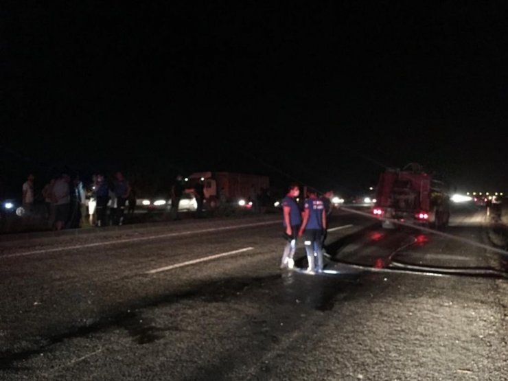 Direğe çarpıp alev alan otomobilinde yanarak can verdi