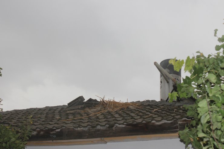 Konya'da eve yıldırım düştü! Bebeğini alan anne çatısı yanan evden çıktı