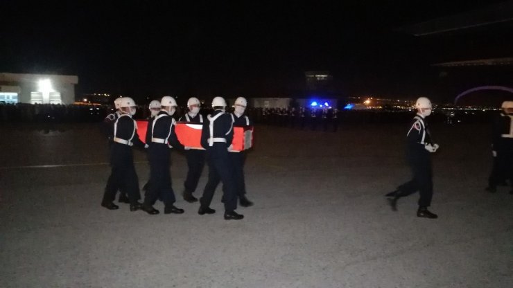 Terör operasyonunda şehit olan askerler dualarla memleketlerine uğurlandı