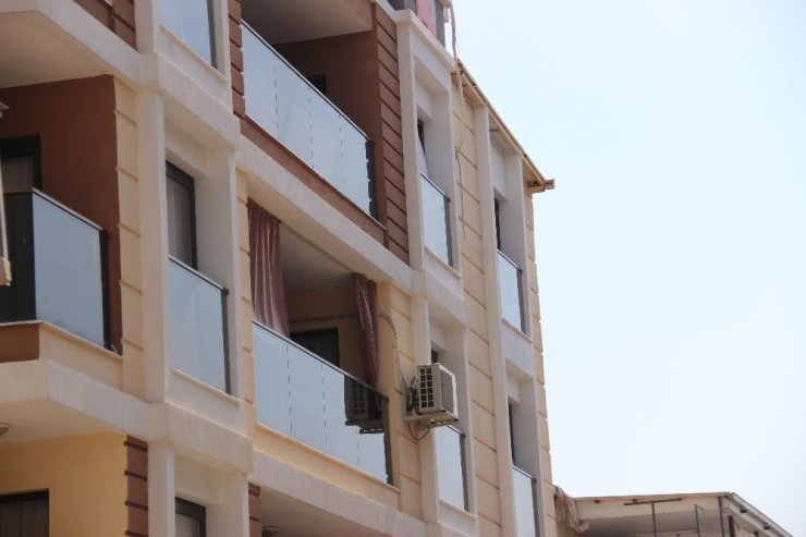 Ev alma komşu al! 5'inci kattan atlamaya kalktı alt kattaki genç kurtardı