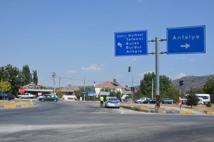 Freni boşalan sebze yüklü kamyon bahçeye uçtu! 3 yaralı