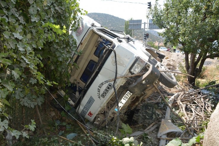 Freni boşalan sebze yüklü kamyon bahçeye uçtu! 3 yaralı