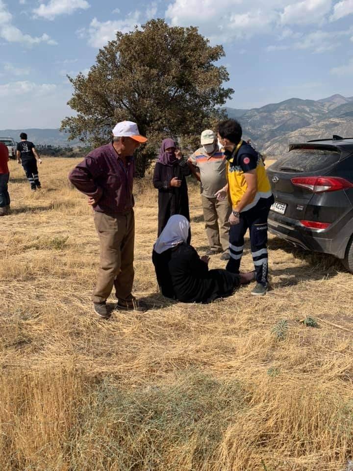 Koyulhisar'da traktör şarampole devrildi! 4 yaralı