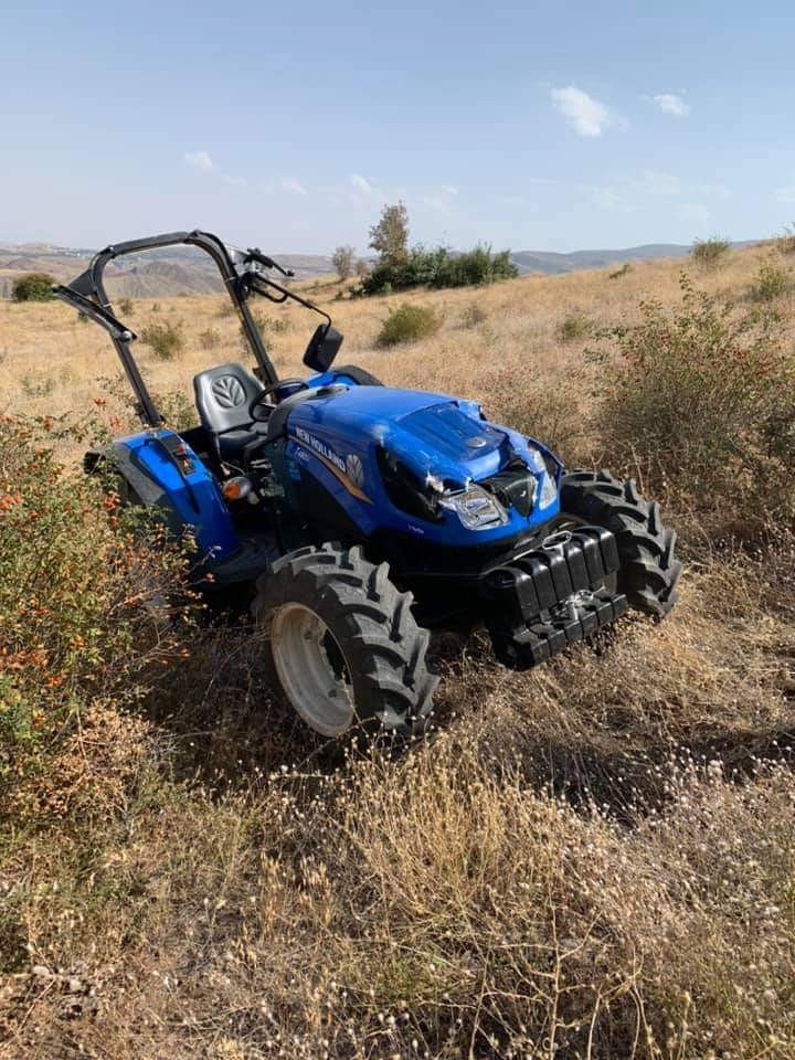 Koyulhisar'da traktör şarampole devrildi! 4 yaralı