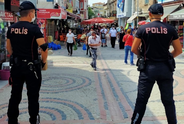 Polisi görünce taksalar da maske cezasından kaçamadılar