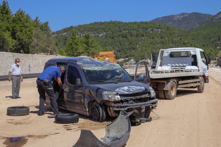 Konya - Antalya yolunda otomobil devrildi! 2 yaralı