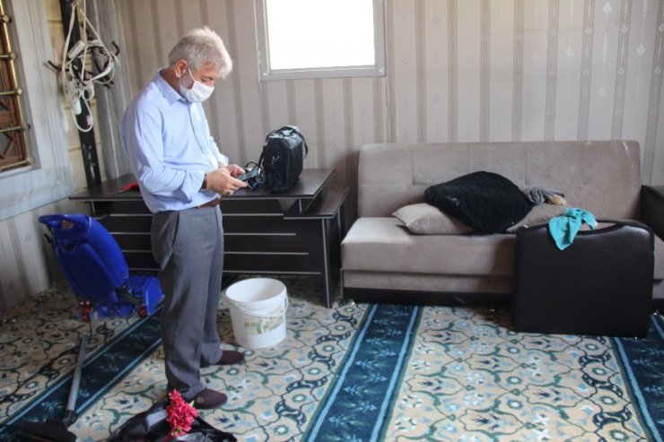 Çıplak vaziyette camiye gelip ortalığı talan etti