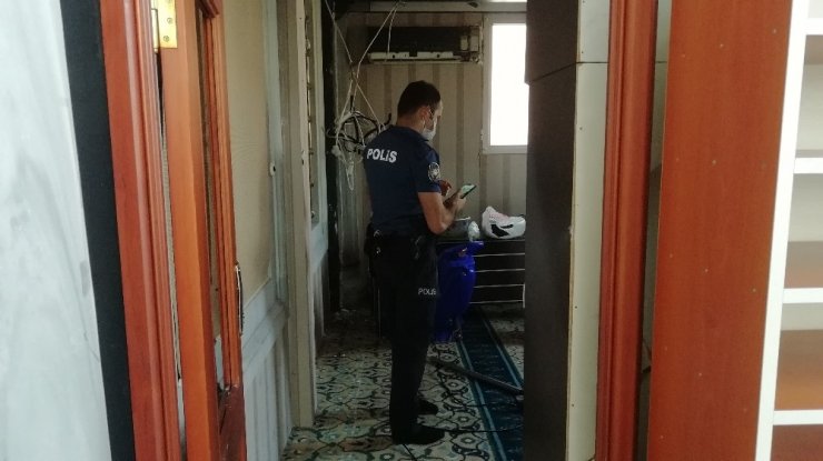 Çıplak vaziyette camiye gelip ortalığı talan etti