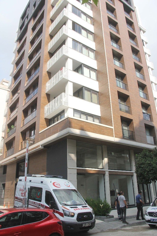 Düşen 78 yaşındaki kadının imdadına apartman görevlisi yetişti