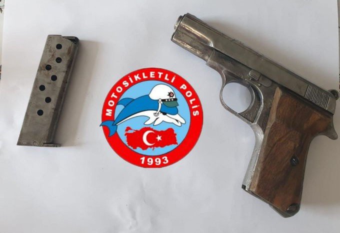 Konya’da polis ceza da kesse mühür de vursa kovid tedbirlerini takan yok!