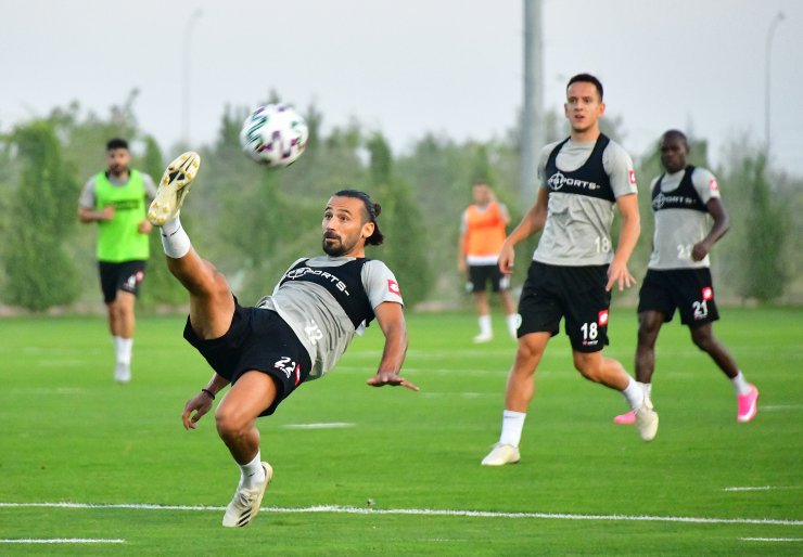 Konyaspor'da akşam antrenmanı! Gençlerbirliği maçı hazırlıkları sürüyor