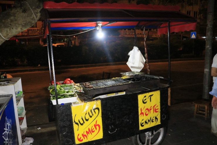 Küfür eden şahsı uyaran sokak satıcısı canından oluyordu