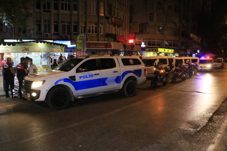 Küfür eden şahsı uyaran sokak satıcısı canından oluyordu