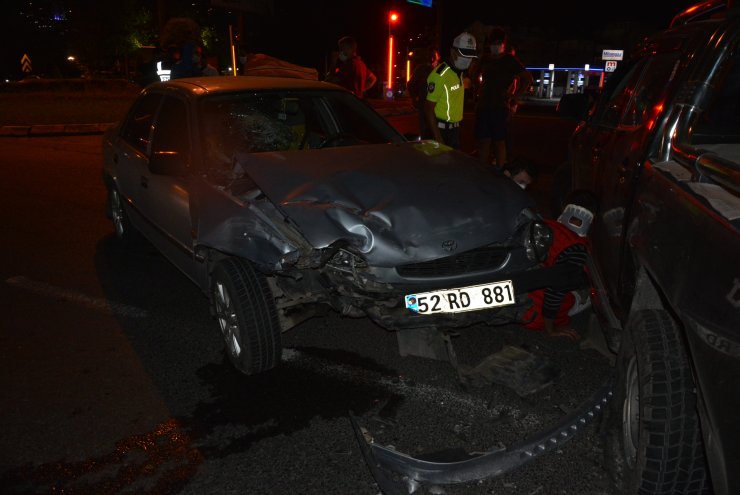 Otomobille kamyonet çarpıştı! 4 yaralı