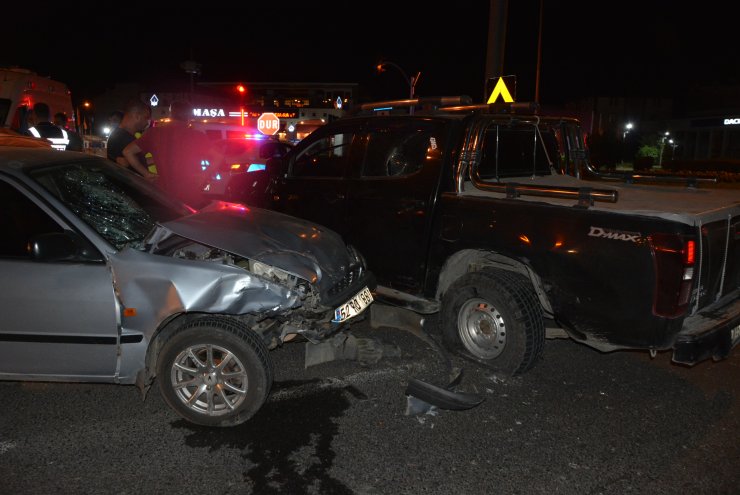 Otomobille kamyonet çarpıştı! 4 yaralı