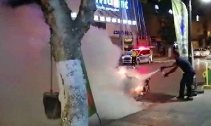 Polislere kızıp trafikten men edilen motosikletini yaktı