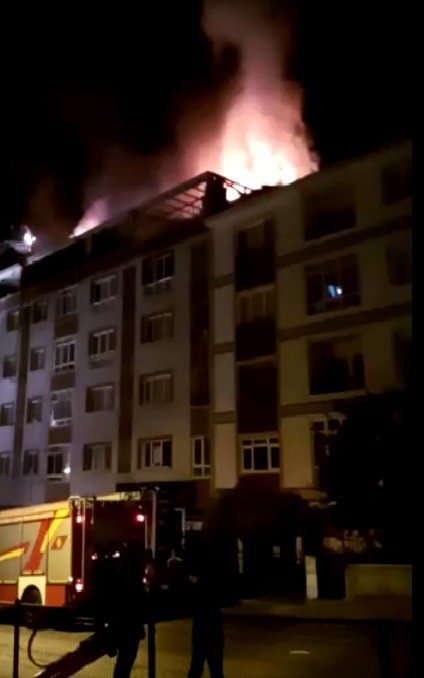 Ankara'da 4 katlı binada yangın! 1 kişi dumandan etkilendi
