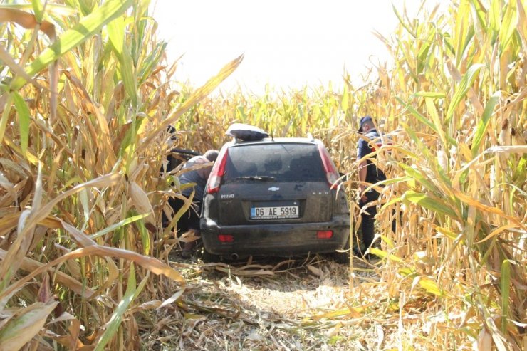 Konya'ya gelen otomobil Karaman'da mısır tarlasına uçtu! 3 yaralı