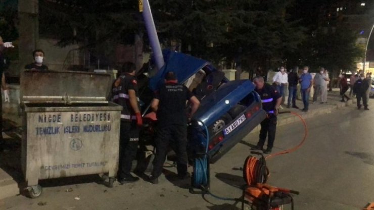 Niğde'de korkunç kaza! Önce yayaya sonra direğe çarpan otomobil ikiye bölündü! 1 ölü 2’si ağır 4 yaralı