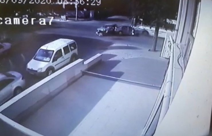 Otomobille çarpışıp karşı şeride uçan araç işçi servisin altına girdi