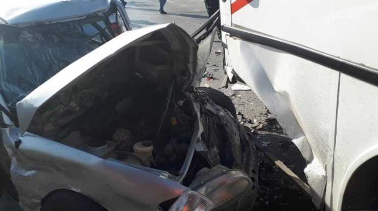 Otomobille çarpışıp karşı şeride uçan araç işçi servisin altına girdi