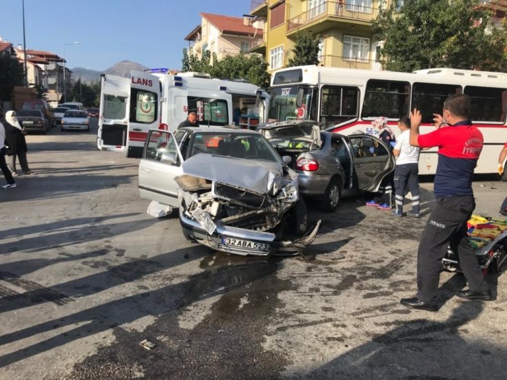 Otomobille çarpışıp karşı şeride uçan araç işçi servisin altına girdi
