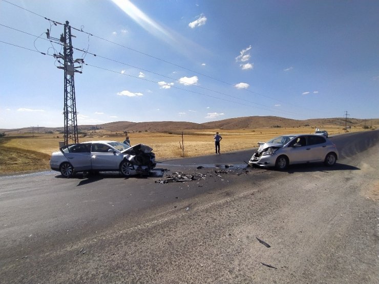 Sivas'ta 2 otomobil kafa kafaya çarpıştı! 4 yaralı