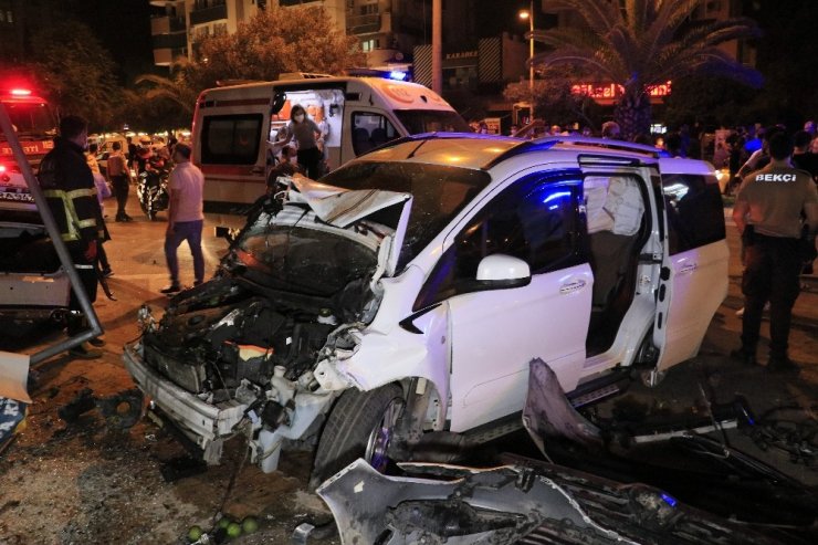 Aşırı sürat trafikte felaketi getirdi! 2'si ağır 6 yaralı