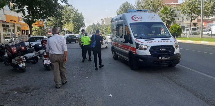 Yol ortasında madde kullanan gence otomobil çarptı: 1 yaralı