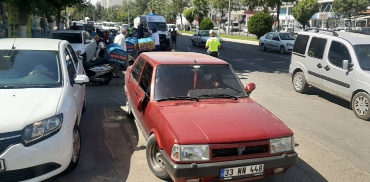 Yol ortasında madde kullanan gence otomobil çarptı: 1 yaralı