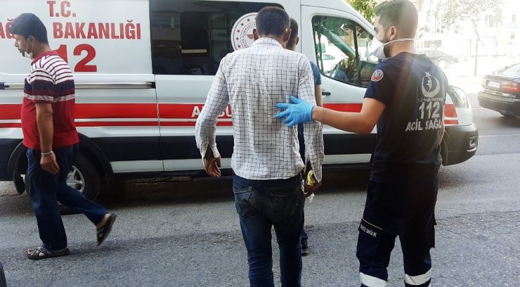 Yol ortasında madde kullanan gence otomobil çarptı: 1 yaralı