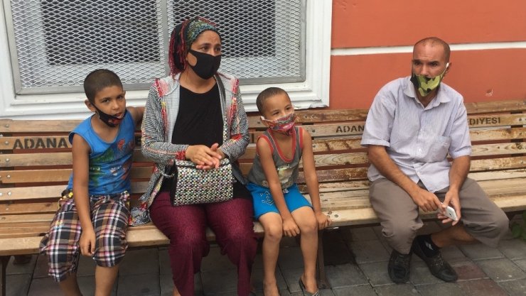 Çocukları pencereye kelepçeleyip, böbreklerini satmakla tehdit etti
