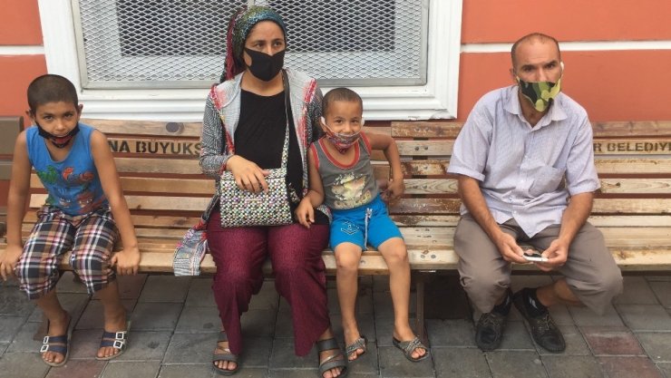 Çocukları pencereye kelepçeleyip, böbreklerini satmakla tehdit etti
