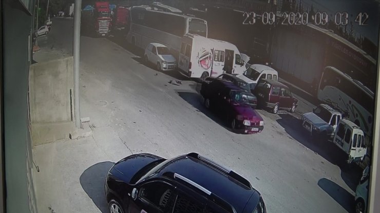 Kontrolden çıkan otomobil üç araca çarptı, briket yığınlarına vurarak durabildi