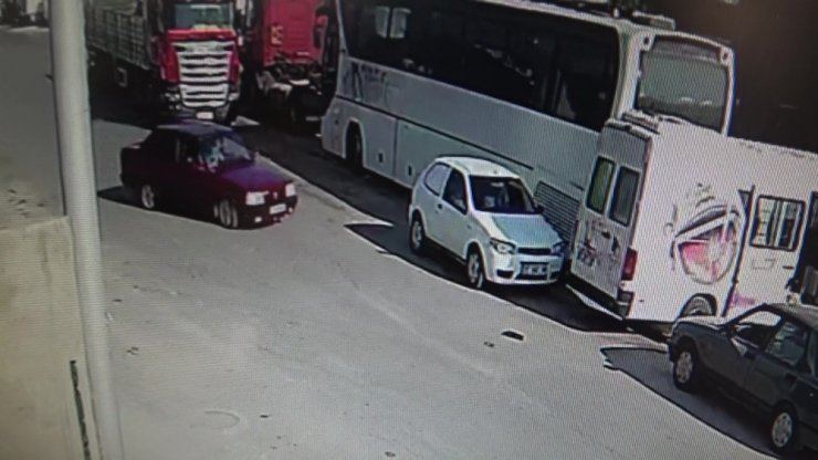 Kontrolden çıkan otomobil üç araca çarptı, briket yığınlarına vurarak durabildi