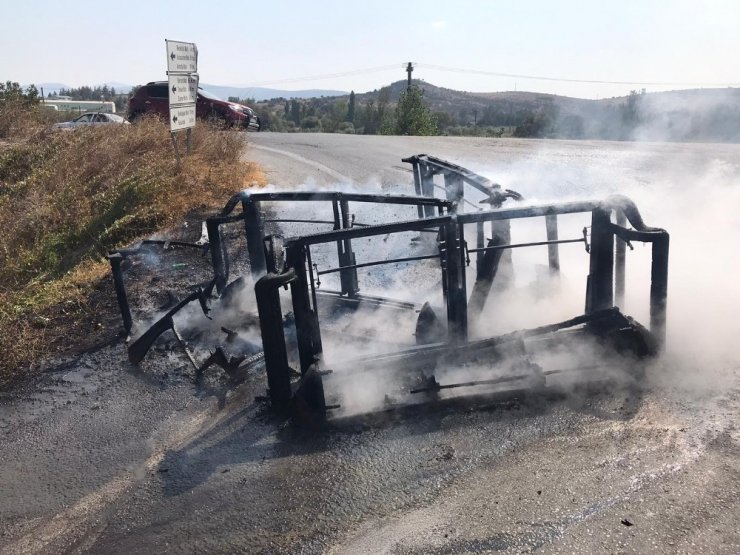 Balıkesir’de kamyonet ana yolda yandı