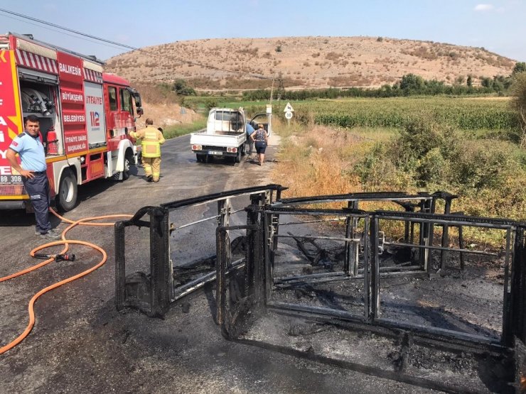 Balıkesir’de kamyonet ana yolda yandı
