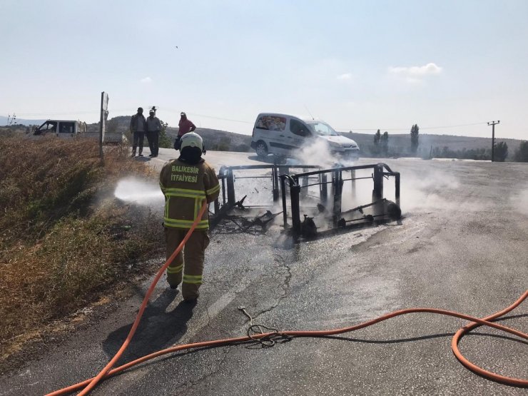 Balıkesir’de kamyonet ana yolda yandı