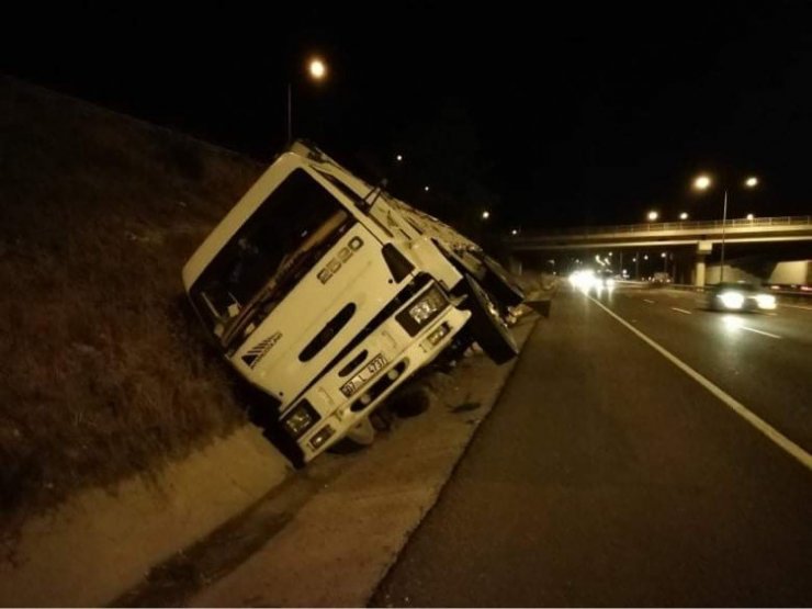 Yoldan çıkan kamyon su kanalına düştü