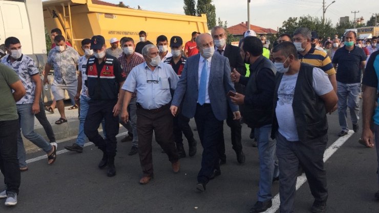 Bisikletli çocuğa kamyon çarptı, mahalleli yolu kapatarak tepki gösterdi