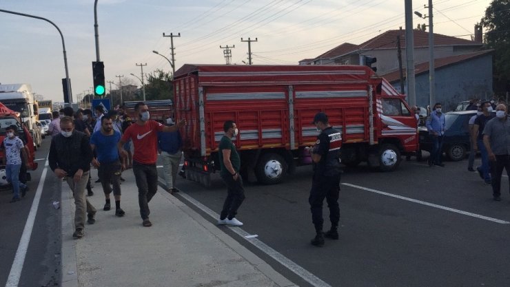 Bisikletli çocuğa kamyon çarptı, mahalleli yolu kapatarak tepki gösterdi