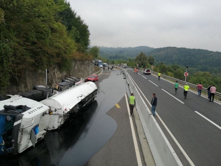 Bolu Dağı yolunda otomobile çarpan tanker devrildi yolu zift kapladı