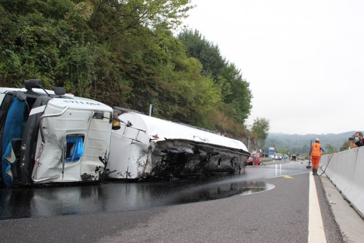 Bolu Dağı yolunda otomobile çarpan tanker devrildi yolu zift kapladı