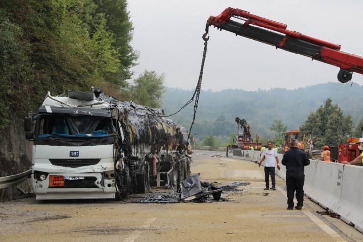 Zift yüklü tanker 4 saat süren çalışmanın ardından kaldırıldı