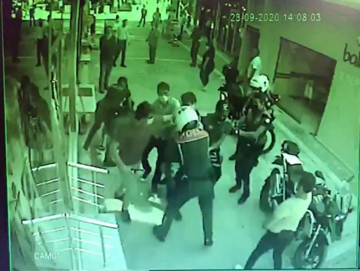 Maske denetiminde ortalık karıştı: Polis ile kimlik göstermeyen şahıslar arasında arbede